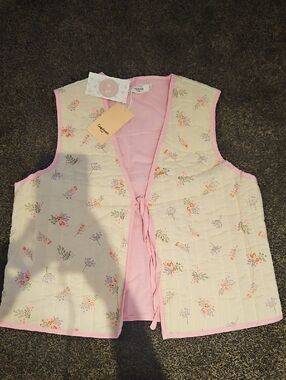 BOUTIQUE Floral Quilted Tie-Front Vest in Cream & Pink